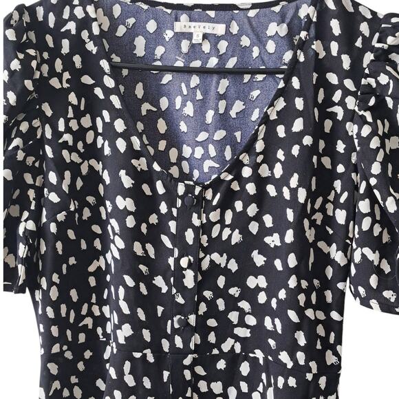 BaeVely Black And White Cinched Puff Sleeves Dress NWOT - Picture 3 of 7